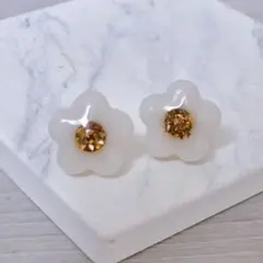 ハンドメイド 推し色フラワーピアス ホワイト 花 白 レジン ぷっくり