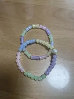 パステルカラーのスタッカブルブレスレットセット