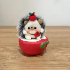 羊毛フェルト　いちごハリネズミさん