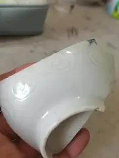 青白い花模様の陶器の破片