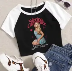 サブリナカーペンター クロップド丈 プリントTシャツ