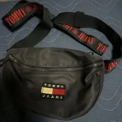 TOMMY JEANS ブラック ボディバッグ