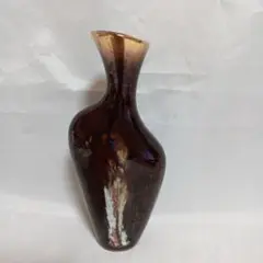 ブラウン陶器の一輪挿し