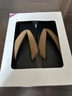 黒とベージュの下駄