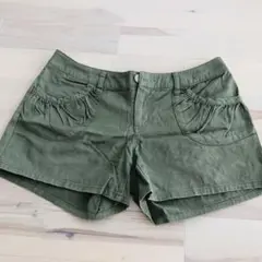 オリーブグリーン フリルポケット付きショートパンツ