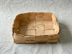 もみの木の割材で作られた正方形のカゴ(20×20cm)