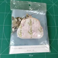動物刺しゅうキット　 こぶたとヤハズエンドウのがま口