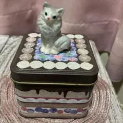 猫のフィギュア付き空き缶