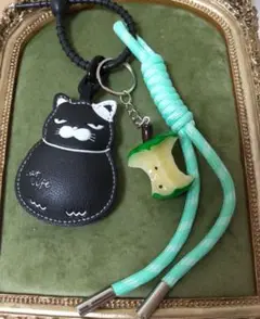 バックチャーム ぽっちゃり猫 猫 青リンゴ食べちゃった グリーンアップル
