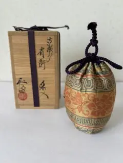 茶道具　瀬戸赤津焼　織部焼　山口正悟作　肩衝茶入　仕覆付　共箱　V　7081 茶道具 瀬戸赤津焼 織部焼 山口正悟作 肩衝茶入 仕覆付 共箱 V