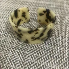 ジューシーロック　べっ甲柄バングル
