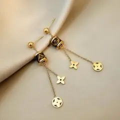 ゴールド ロングピアス 花形チャーム付き