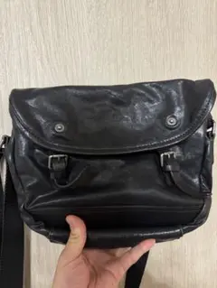 パンク お兄系 本革素材　黒 レザー ショルダーバッグ フラップ付き