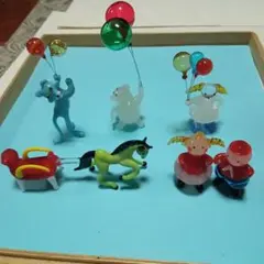ガラス細工小物風船持っている子ども達