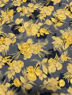 透け感のある、青地に花柄の生地