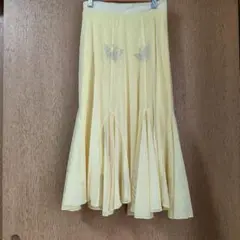 イエローフレアスカート 蝶の装飾付き