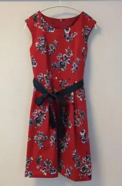 【新品未使用】花柄ワンピース　赤ワンピース　総花柄　ひざ丈ワンピース