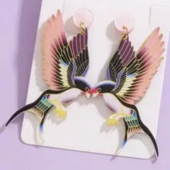 ツバメデザインアクリルピアス　可愛い　お洒落　個性的　カジュアル　新品　未使用