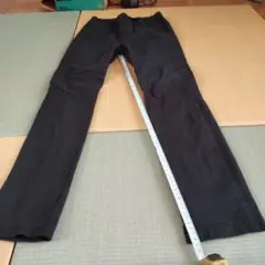 黒のチノパン