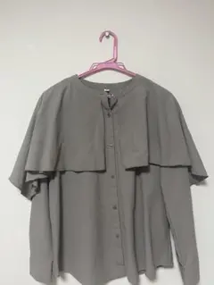 GU フリル付きグレーシャツ