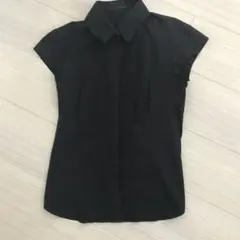 黒いピンタックノースリーブシャツ