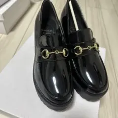 エナメル黒ローファー ゴールドチェーン付き