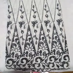 ホワイトとブラックの刺繍レース 130cm×160cm