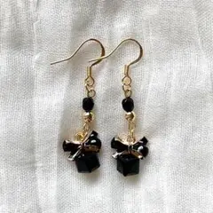 ブラックプレゼントボックスとビーズのピアス102S