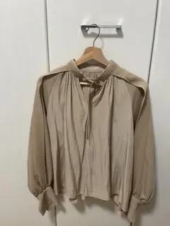 プリーツブラウス