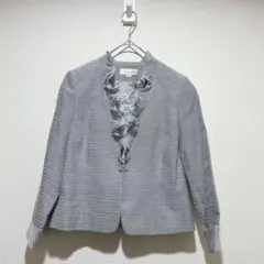 【和の華】フリル付きグレーのノーカラージャケット 11AR グレー　日本製