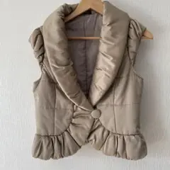 COMME CA ISM フリル付きベージュダウンベスト L