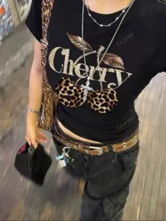 チェリーとヒョウ柄のクロップドTシャツ