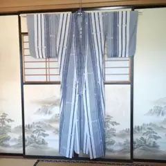 夏の着物　白地に紺の縦　蝶々の柄が入り可愛いです。