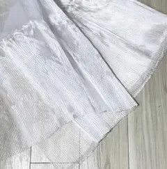 細かいプリーツの入った オーガンジー布 ホワイト