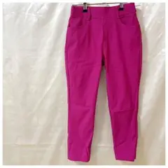 鮮やかなピンク　クロップドパンツ　テーパード