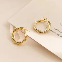 s925ポスト ねじり フープ ピアス イエローゴールド