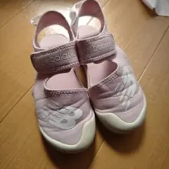 New Balance ピンク サンダル