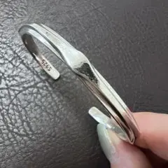 シルバー波状テクスチャー バングル