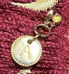金色のAのチャーム