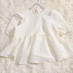 n6598 美品✨ペプラムトップス L(実寸XL相当)五分袖 エンボス加工 薄手