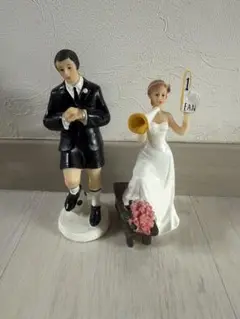 新郎新婦のウェディングケーキトッパー