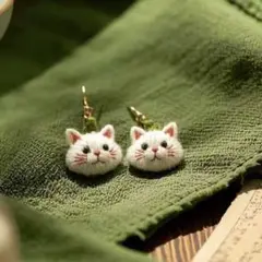 猫の顔刺繍ピアス