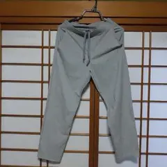 グレーのウエストゴムパンツ