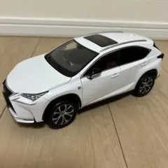 限定版1/18 レクサス NX 200t 模型　ミニカー　完成品　展示台付き　白 Amazon | Lexus特注 1/18 レクサス NX 200t Fスポーツ (ホワイト