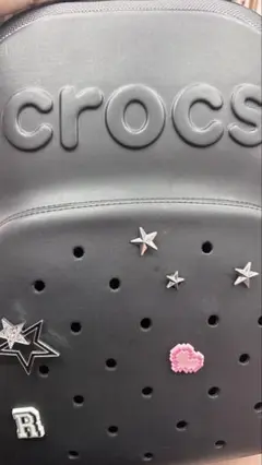 crocs ブラック リュック 装飾付き