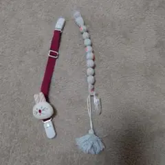 うさぎの顔付き赤いストラップ