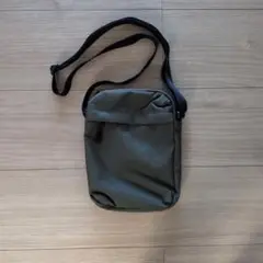 ユニクロ　オリーブグリーン サコッシュ ショルダーバッグ