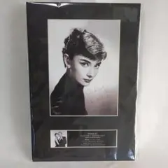 インテリア オードリー・ヘップバーン 白黒写真サイン入り 長方形厚紙 未開封品