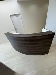 ダークブラウン 受付カウンター 曲線デザイン