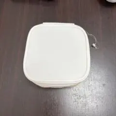 ホワイト スクエアポーチ ファスナー式
